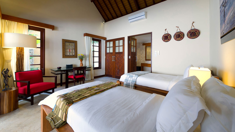 Villa San - Spacious guest bedroom with a twin bed